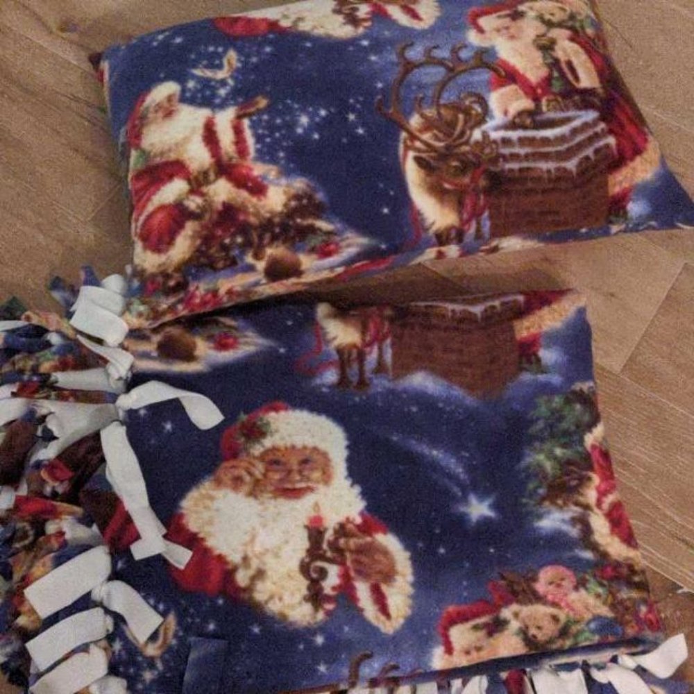 SANTA FLEECE BLANKET AND PILLOWCASE SET